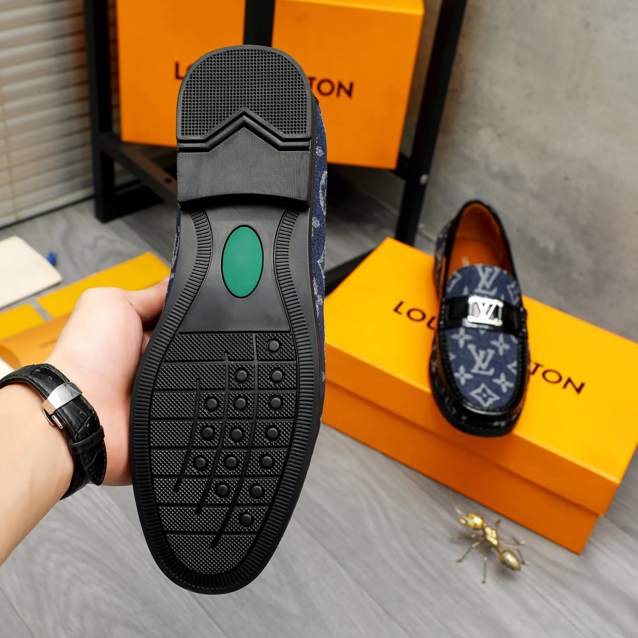 Men's shoes💰400 Product trademark: LV "Louis Vuitton" casual slip-on shoes Regular size: 38-45 (45 is custom-made and non-returnable) Product materials: Selected breathable fabric stitching upper, cowhide lining, rubber outsole